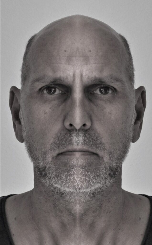 alias ChrisW ist gebürtiger Engländer und arbeitet vornehmlich als Konzept-Künstler mit Einstrich-Malerei, 3D & KI, Skulptur und Installation. Er lebt und arbeitet in Bonn.